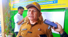 Kepala Diskoperindag Kotabaru, Risa Ahyani, memberikan keterangan terkait jumlah kios terdampak kebakaran Pasar Kemakmuran.