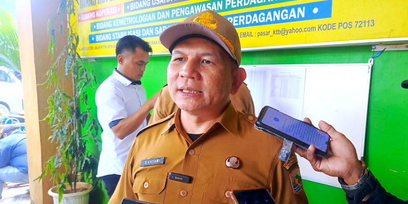 Kepala Diskoperindag Kotabaru, Risa Ahyani, memberikan keterangan terkait jumlah kios terdampak kebakaran Pasar Kemakmuran.