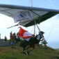 Aksi memukau atlet gantole saat lepas landas dari bukit, bagian dari Paragliding Accuracy Championship Kotabaru Hebat 2025.