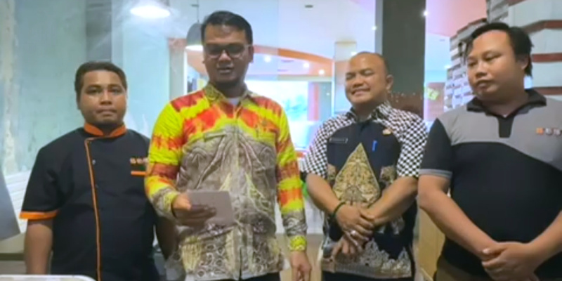 Diskoperindag Kotabaru turun langsung ke Boom Bakery untuk meluruskan isu hoaks.