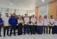Foto bersama Kadis Perikanan Kotabaru, narasumber DKP Provinsi Kalsel, dan perwakilan nelayan usai kegiatan Sosialisasi Alat Tangkap Ramah Lingkungan di Aula Kecamatan Pulau Laut Utara.