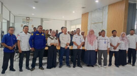 Foto bersama Kadis Perikanan Kotabaru, narasumber DKP Provinsi Kalsel, dan perwakilan nelayan usai kegiatan Sosialisasi Alat Tangkap Ramah Lingkungan di Aula Kecamatan Pulau Laut Utara.