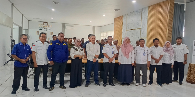 Foto bersama Kadis Perikanan Kotabaru, narasumber DKP Provinsi Kalsel, dan perwakilan nelayan usai kegiatan Sosialisasi Alat Tangkap Ramah Lingkungan di Aula Kecamatan Pulau Laut Utara.
