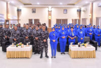 Dankodaeral XIII Laksamana Muda TNI Phundi Rusbandi bersama Komandan Lanal Kotabaru Letkol Laut (P) M. Harun Al Rasyid dan jajaran saat prosesi penyambutan di Mako Lanal Kotabaru, Kamis (23/10/2025).