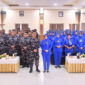 Dankodaeral XIII Laksamana Muda TNI Phundi Rusbandi bersama Komandan Lanal Kotabaru Letkol Laut (P) M. Harun Al Rasyid dan jajaran saat prosesi penyambutan di Mako Lanal Kotabaru, Kamis (23/10/2025).
