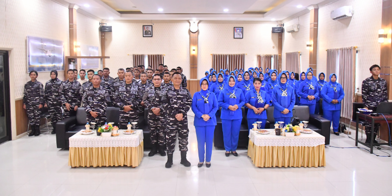Dankodaeral XIII Laksamana Muda TNI Phundi Rusbandi bersama Komandan Lanal Kotabaru Letkol Laut (P) M. Harun Al Rasyid dan jajaran saat prosesi penyambutan di Mako Lanal Kotabaru, Kamis (23/10/2025).
