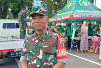 Danramil 1004-08 Pulau Laut Utara, Lettu CKE Sodikin, memberikan keterangan terkait bazar pangan murah dalam rangka HUT ke-80 TNI.(Foto:Ummy) 