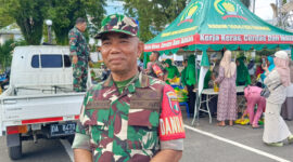 Danramil 1004-08 Pulau Laut Utara, Lettu CKE Sodikin, memberikan keterangan terkait bazar pangan murah dalam rangka HUT ke-80 TNI.(Foto:Ummy) 