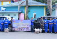 Ketua Jalasenastri Cabang 5 Koarmada RI Ny. Bayu Harun Al Rasyid bersama prajurit Lanal Kotabaru foto bersama usai kegiatan Jumat Berkah di Pasar Limbur Raya. 