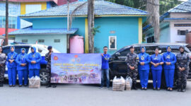 Ketua Jalasenastri Cabang 5 Koarmada RI Ny. Bayu Harun Al Rasyid bersama prajurit Lanal Kotabaru foto bersama usai kegiatan Jumat Berkah di Pasar Limbur Raya. 