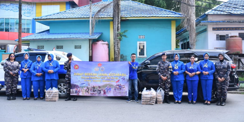 Ketua Jalasenastri Cabang 5 Koarmada RI Ny. Bayu Harun Al Rasyid bersama prajurit Lanal Kotabaru foto bersama usai kegiatan Jumat Berkah di Pasar Limbur Raya. 