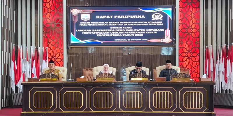 Ketua DPRD Kotabaru Suwanti memimpin rapat paripurna bersama jajaran eksekutif, membahas perubahan kedua Propemperda 2025 demi memperkuat regulasi daerah.