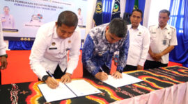Kepala Lapas Kelas IIA Kotabaru, Doni Handriansyah, bersama Kepala BNNK Tanah Laut menandatangani perjanjian kerja sama dalam upaya mewujudkan Lapas Bersih Narkoba (Bersinar), Selasa (7/10/2025).