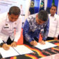 Kepala Lapas Kelas IIA Kotabaru, Doni Handriansyah, bersama Kepala BNNK Tanah Laut menandatangani perjanjian kerja sama dalam upaya mewujudkan Lapas Bersih Narkoba (Bersinar), Selasa (7/10/2025).