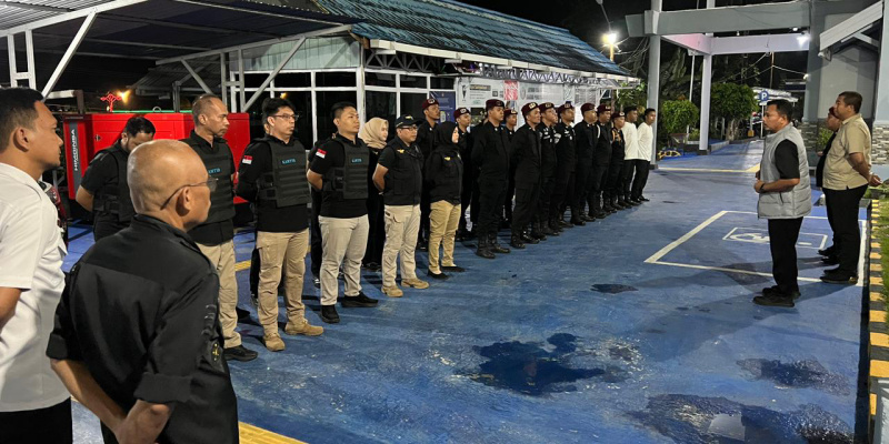 Petugas Lapas Kelas IIA Kotabaru bersama personel Polres Kotabaru saat mengikuti apel kesiapan sebelum pelaksanaan razia gabungan dalam rangka mewujudkan komitmen Zero Halinar.