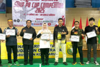 Sekretaris Disparpora Kotabaru Hj. Evi Yusnita, ST bersama panitia STKIP Paris Barantai foto bersama usai penyerahan piagam penghargaan kepada sponsor kegiatan STKIP PB Cup 2025. (Foto:DiskominfoKtb)
