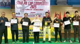 Sekretaris Disparpora Kotabaru Hj. Evi Yusnita, ST bersama panitia STKIP Paris Barantai foto bersama usai penyerahan piagam penghargaan kepada sponsor kegiatan STKIP PB Cup 2025. (Foto:DiskominfoKtb) 
