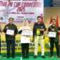 Sekretaris Disparpora Kotabaru Hj. Evi Yusnita, ST bersama panitia STKIP Paris Barantai foto bersama usai penyerahan piagam penghargaan kepada sponsor kegiatan STKIP PB Cup 2025. (Foto:DiskominfoKtb) 
