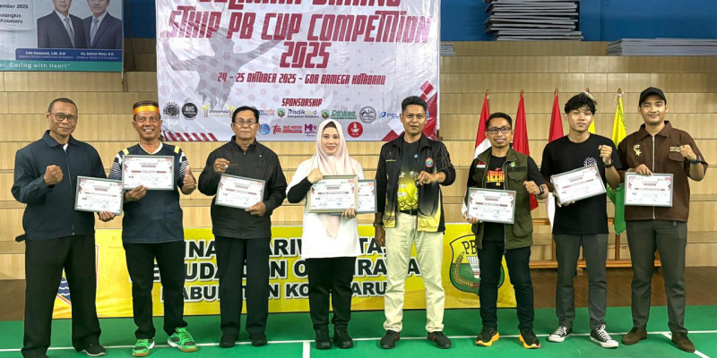 Sekretaris Disparpora Kotabaru Hj. Evi Yusnita, ST bersama panitia STKIP Paris Barantai foto bersama usai penyerahan piagam penghargaan kepada sponsor kegiatan STKIP PB Cup 2025. (Foto:DiskominfoKtb) 