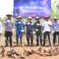 Komandan Lanal Kotabaru Letkol Laut (P) M. Harun Al Rasyid, S.T., M.Tr.Opsla. bersama kelompok petani binaan usai melaksanakan Panen Raya Program Ketahanan Pangan TNI AL Tahun 2025 di Desa Sebelimbingan. (Foto:Pen Lanal Ktb/Klikindonesia) 