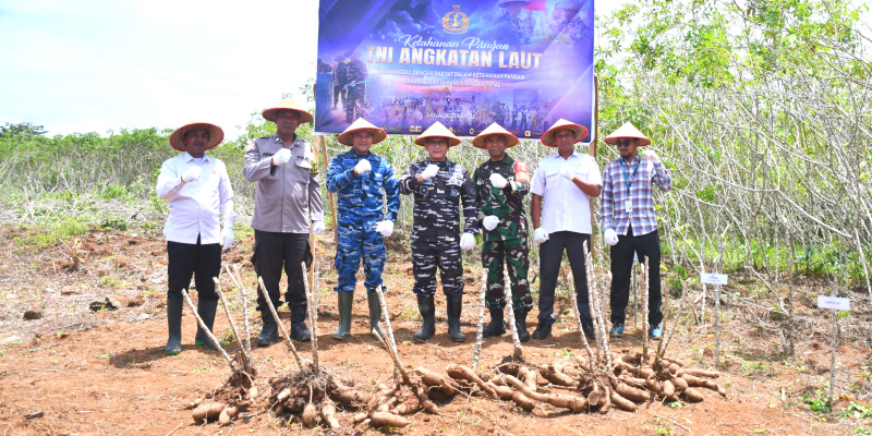 Komandan Lanal Kotabaru Letkol Laut (P) M. Harun Al Rasyid, S.T., M.Tr.Opsla. bersama kelompok petani binaan usai melaksanakan Panen Raya Program Ketahanan Pangan TNI AL Tahun 2025 di Desa Sebelimbingan. (Foto:Pen Lanal Ktb/Klikindonesia) 