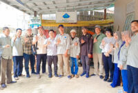 Foto bersama tim KLHK, DLH Kotabaru, dan pengelola Bank Sampah Cinta Lingkungan usai peninjauan lapangan penilaian Adipura 2025.