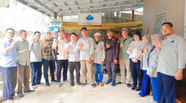 Foto bersama tim KLHK, DLH Kotabaru, dan pengelola Bank Sampah Cinta Lingkungan usai peninjauan lapangan penilaian Adipura 2025.