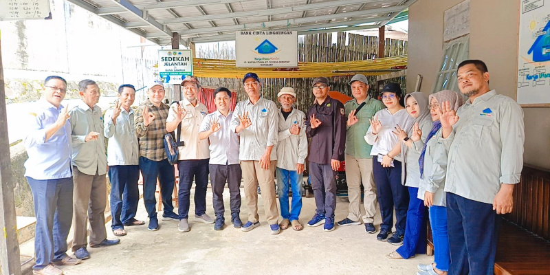 Foto bersama tim KLHK, DLH Kotabaru, dan pengelola Bank Sampah Cinta Lingkungan usai peninjauan lapangan penilaian Adipura 2025.