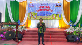 Plt. Kepala Dinas Pendidikan dan Kebudayaan Kotabaru, Taufikurrahman, SP, saat pembukaan Festival Seni Budaya Tingkat Pelajar SD/SMP/SMA se-Kabupaten Kotabaru Tahun 2025, di Aula H. Anshari Suryadi, Sabtu (4/10/2025).