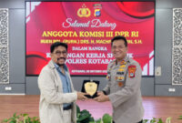 Anggota Komisi III DPR RI Irjen Pol (Purn) Machfud Arifin menyerahkan plakat kepada Kapolres Kotabaru AKBP Doli M. Tanjung sebagai simbol sinergitas antara legislatif dan Kepolisian di bidang keamanan publik.