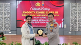 Anggota Komisi III DPR RI Irjen Pol (Purn) Machfud Arifin menyerahkan plakat kepada Kapolres Kotabaru AKBP Doli M. Tanjung sebagai simbol sinergitas antara legislatif dan Kepolisian di bidang keamanan publik.