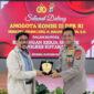 Anggota Komisi III DPR RI Irjen Pol (Purn) Machfud Arifin menyerahkan plakat kepada Kapolres Kotabaru AKBP Doli M. Tanjung sebagai simbol sinergitas antara legislatif dan Kepolisian di bidang keamanan publik.