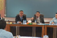 Sekda Kotabaru Eka Saprudin memimpin rapat persiapan kontingen PORPROV XII Kalsel 2025 di Aula Bamega.