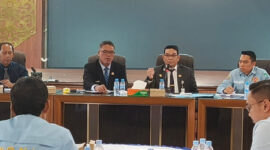 Sekda Kotabaru Eka Saprudin memimpin rapat persiapan kontingen PORPROV XII Kalsel 2025 di Aula Bamega. 