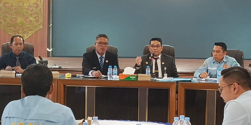 Sekda Kotabaru Eka Saprudin memimpin rapat persiapan kontingen PORPROV XII Kalsel 2025 di Aula Bamega. 