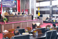 Ketua DPRD Kotabaru, Suwanti, pimpin sidang paripurna laporan hasil reses tahap II tahun 2025 di ruang rapat utama DPRD.