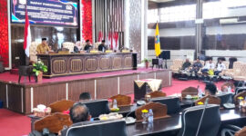 Ketua DPRD Kotabaru, Suwanti, pimpin sidang paripurna laporan hasil reses tahap II tahun 2025 di ruang rapat utama DPRD.