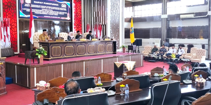 Ketua DPRD Kotabaru, Suwanti, pimpin sidang paripurna laporan hasil reses tahap II tahun 2025 di ruang rapat utama DPRD.