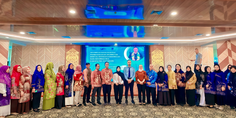 Foto bersama jajaran Diskominfo Provinsi Kalimantan Selatan, Komisi Informasi, dan Pemerintah Kabupaten Kotabaru usai kegiatan Sosialisasi Keterbukaan Informasi Publik di Aula Bamega. (Foto: DiskominfoKtb) 