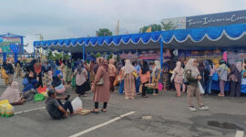 Warga antusias memadati stand stand sembako yang disediakan oleh Pemkab Kotabaru. (Foto:Ummy/Klikindonesia) 