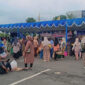 Warga antusias memadati stand stand sembako yang disediakan oleh Pemkab Kotabaru. (Foto:Ummy/Klikindonesia) 