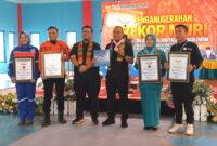 Momen penyerahan Piagam Rekor MURI kepada Pemkab Kotabaru dan mitra kolaborasi atas suksesnya pelatihan digitalisasi UMKM pascabencana. (Foto : Ummy)
