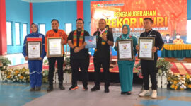 Momen penyerahan Piagam Rekor MURI kepada Pemkab Kotabaru dan mitra kolaborasi atas suksesnya pelatihan digitalisasi UMKM pascabencana. (Foto : Ummy) 