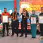 Momen penyerahan Piagam Rekor MURI kepada Pemkab Kotabaru dan mitra kolaborasi atas suksesnya pelatihan digitalisasi UMKM pascabencana. (Foto : Ummy) 