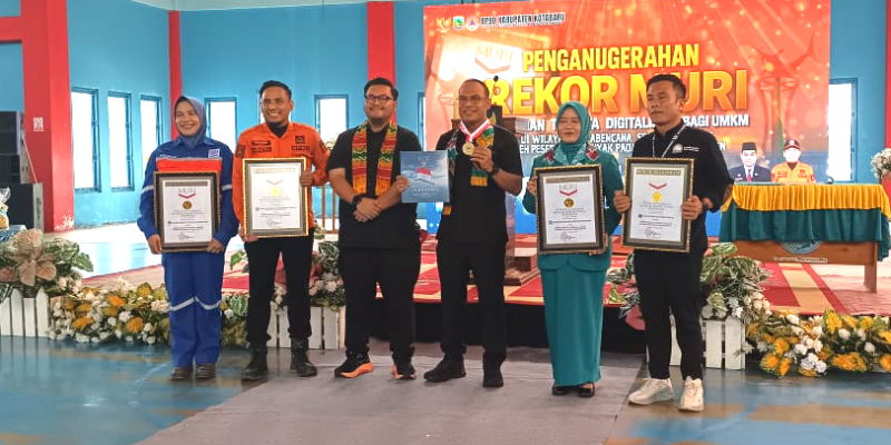 Momen penyerahan Piagam Rekor MURI kepada Pemkab Kotabaru dan mitra kolaborasi atas suksesnya pelatihan digitalisasi UMKM pascabencana. (Foto : Ummy) 