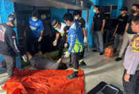 Petugas kepolisian dari Polsek Pulau Laut Utara bersama tim medis mengevakuasi jasad pria bernama Iwan Santoso Thomas (47) yang ditemukan meninggal di halaman rumah kos di Jalan Pangeran Kacil, Kelurahan Kotabaru Hilir, Minggu (5/10/2025).