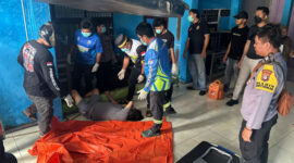 Petugas kepolisian dari Polsek Pulau Laut Utara bersama tim medis mengevakuasi jasad pria bernama Iwan Santoso Thomas (47) yang ditemukan meninggal di halaman rumah kos di Jalan Pangeran Kacil, Kelurahan Kotabaru Hilir, Minggu (5/10/2025).