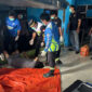 Petugas kepolisian dari Polsek Pulau Laut Utara bersama tim medis mengevakuasi jasad pria bernama Iwan Santoso Thomas (47) yang ditemukan meninggal di halaman rumah kos di Jalan Pangeran Kacil, Kelurahan Kotabaru Hilir, Minggu (5/10/2025).