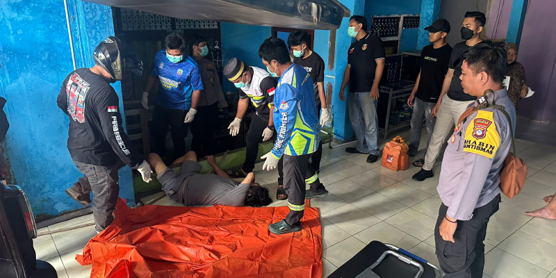 Petugas kepolisian dari Polsek Pulau Laut Utara bersama tim medis mengevakuasi jasad pria bernama Iwan Santoso Thomas (47) yang ditemukan meninggal di halaman rumah kos di Jalan Pangeran Kacil, Kelurahan Kotabaru Hilir, Minggu (5/10/2025).