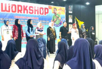 Bunda PAUD Kotabaru Ny. Suci Anisa Rusli, narasumber, dan peserta saat pelaksanaan Worksop Senam Ceria Pembelajaran Deep. 